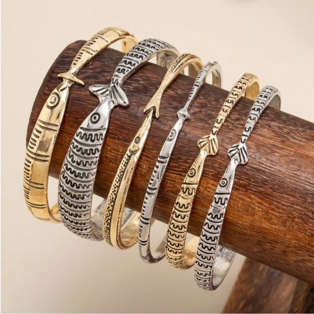 Two-Tone Fish Motif Bangle Bracelet Set - Picture 4 of 5